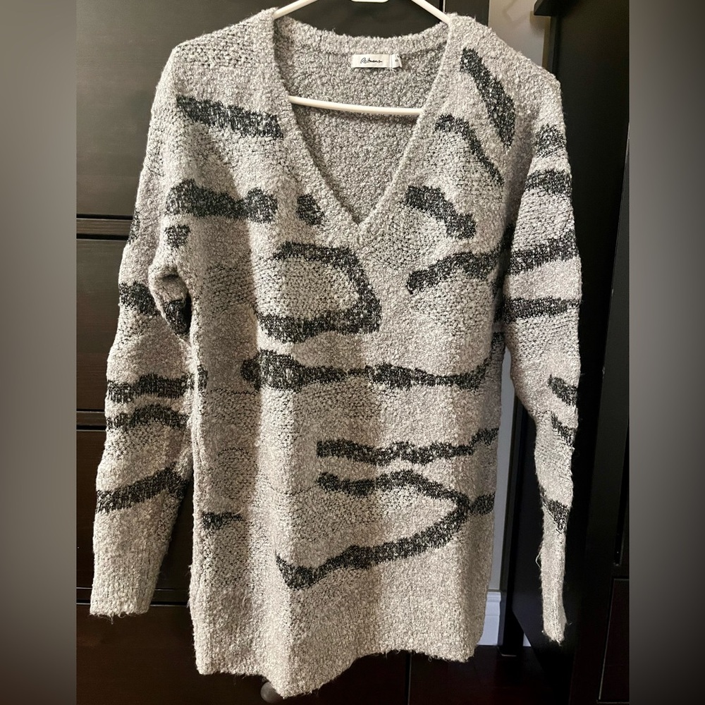 REITMANS Grey Soft Long Animal Print V-Neck Sweater, Size XS